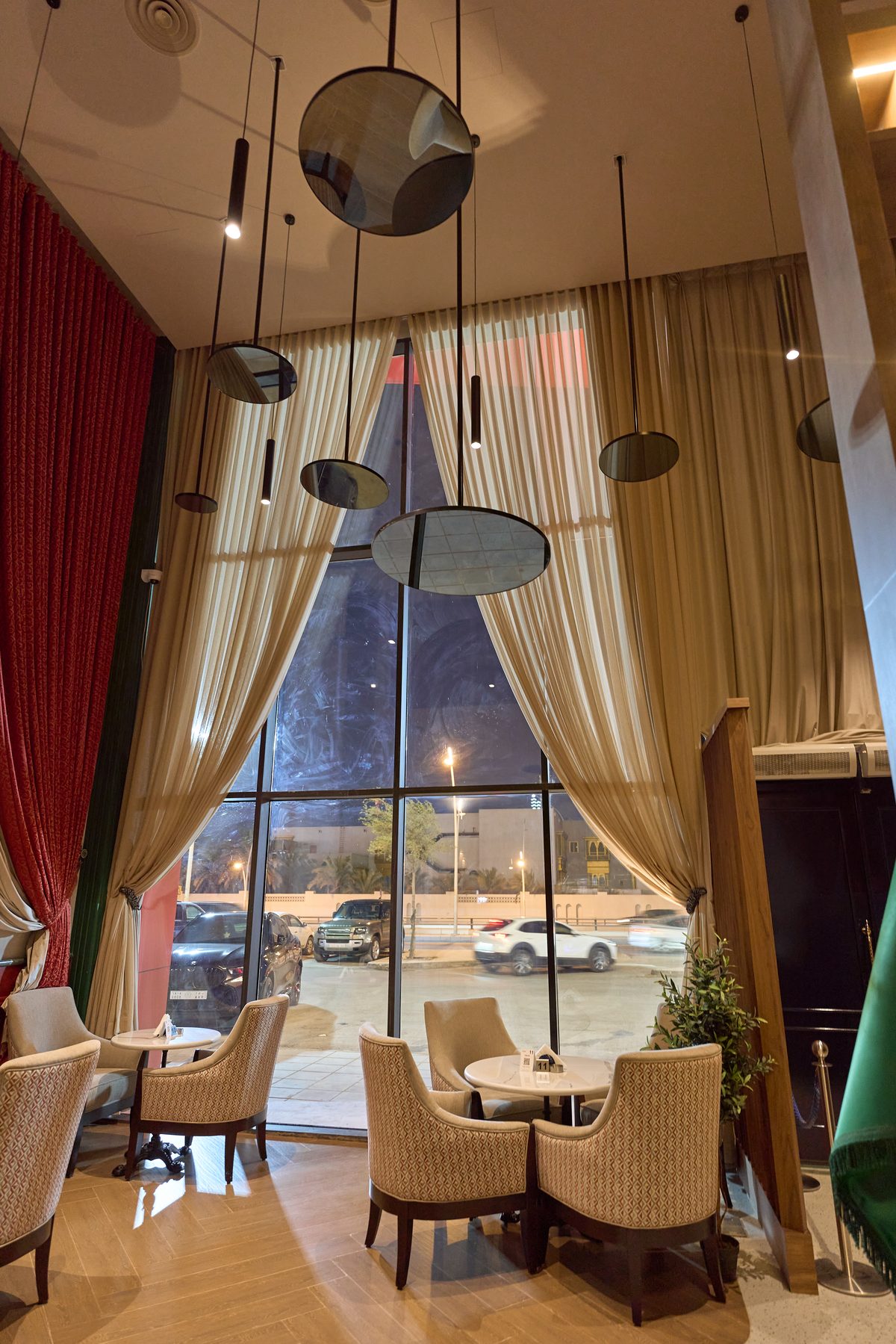 جلسة المرايا | Mirror Lounge